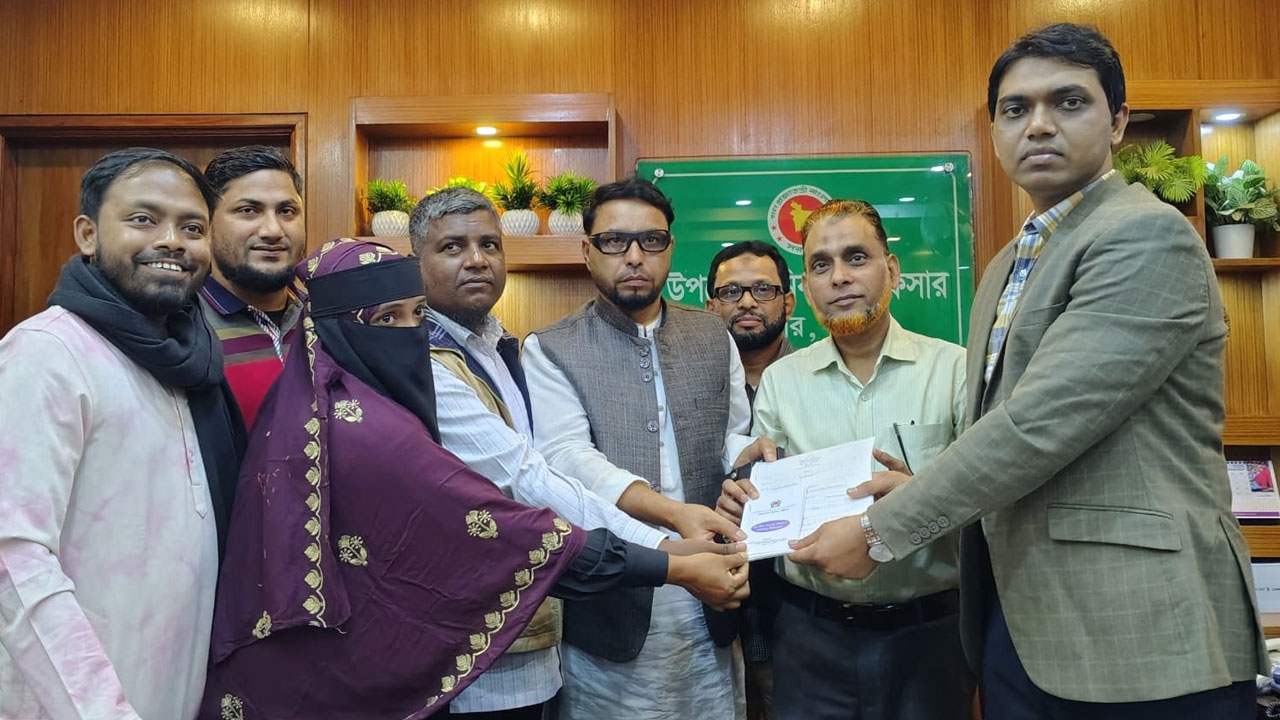 হাসনাত আব্দুল্লাহর মনোনয়ন ফরম সংগ্রহ, পাশে শহীদ পরিবার